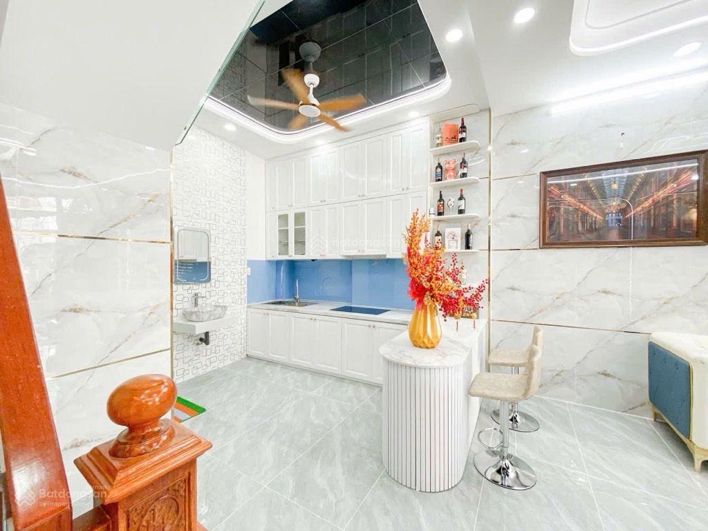 Nhà ngang lớn hiếm 6.7m 5 tầng gần đầm sen khu xe hơi di chuyển thuận tiện