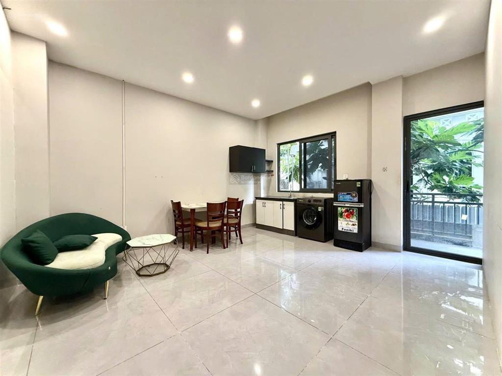 Cho thuê căn hộ 2pn ban công 60m2, có chỗ oto , gần ubndq2 , đảo kim cương , emart sala
