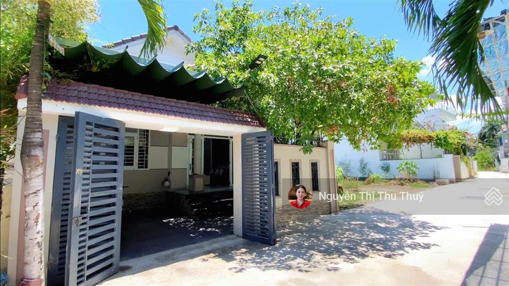 Nhà đẹp phố biển nha trang mặt tiền 7,5m sân đỗ ô tô 7 chỗ