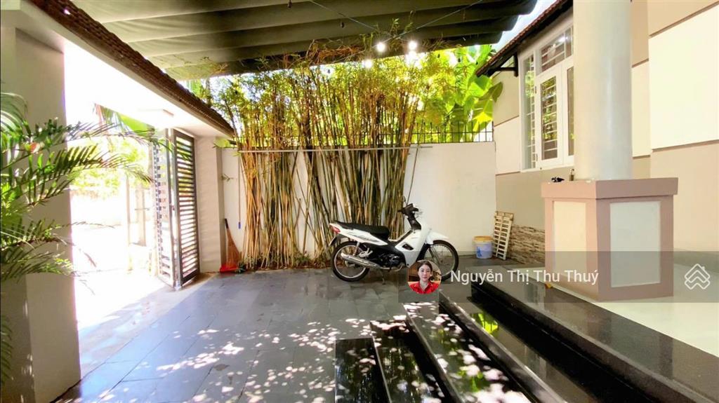 Nhà đẹp phố biển nha trang mặt tiền 7,5m sân đỗ ô tô 7 chỗ