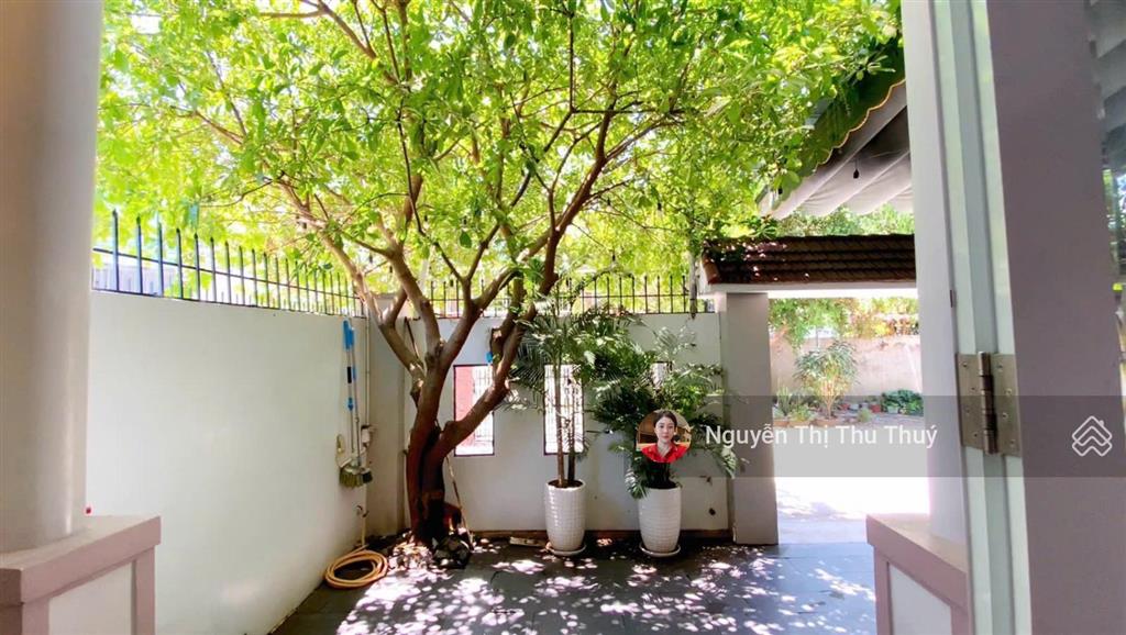 Nhà đẹp phố biển nha trang mặt tiền 7,5m sân đỗ ô tô 7 chỗ