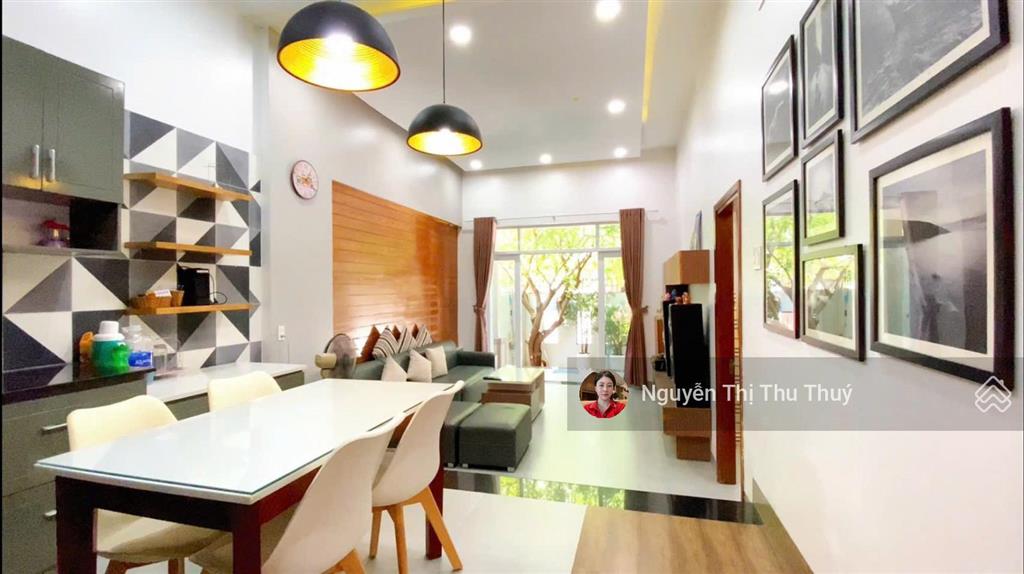 Nhà đẹp phố biển nha trang mặt tiền 7,5m sân đỗ ô tô 7 chỗ