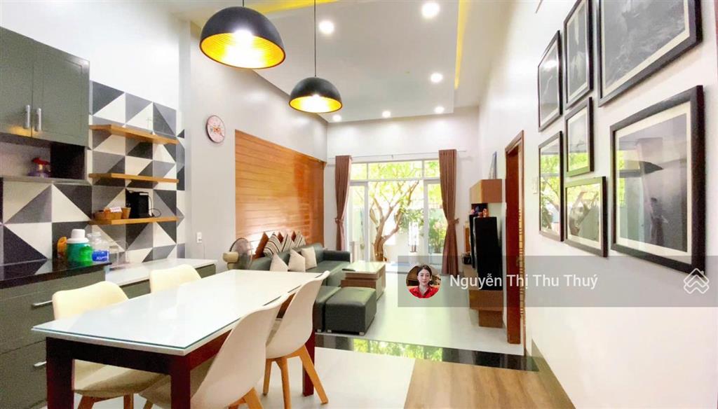 Nhà đẹp phố biển nha trang mặt tiền 7,5m sân đỗ ô tô 7 chỗ