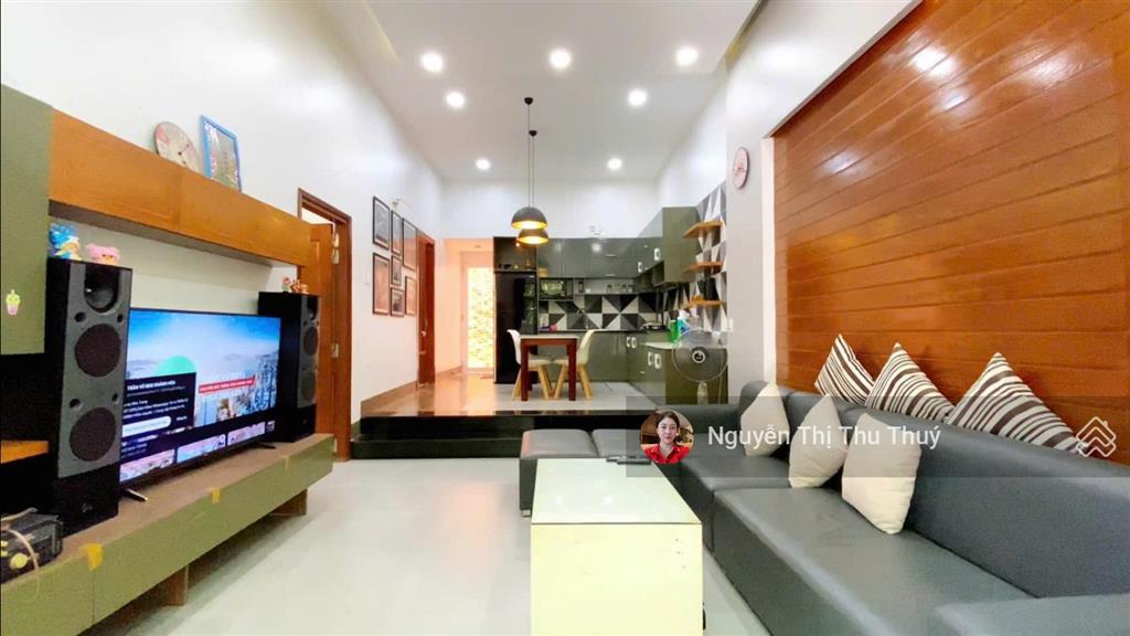Nhà đẹp phố biển nha trang mặt tiền 7,5m sân đỗ ô tô 7 chỗ
