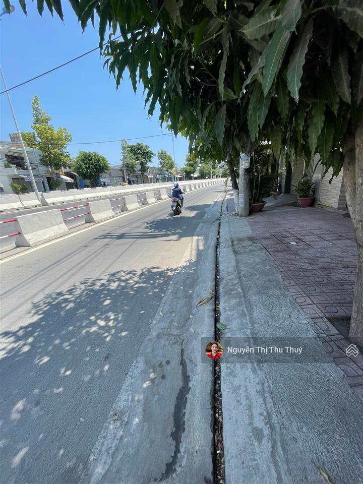 Bán căn nhà 2 tầng  mặt tiền nguyễn tất thành, nha trang