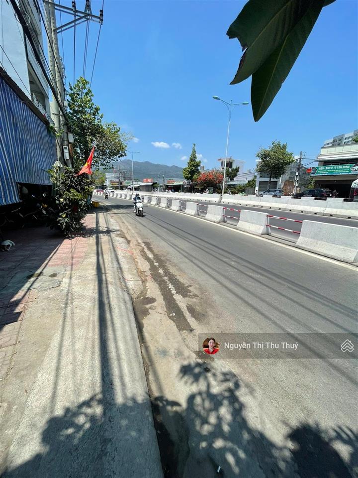 Bán căn nhà 2 tầng  mặt tiền nguyễn tất thành, nha trang