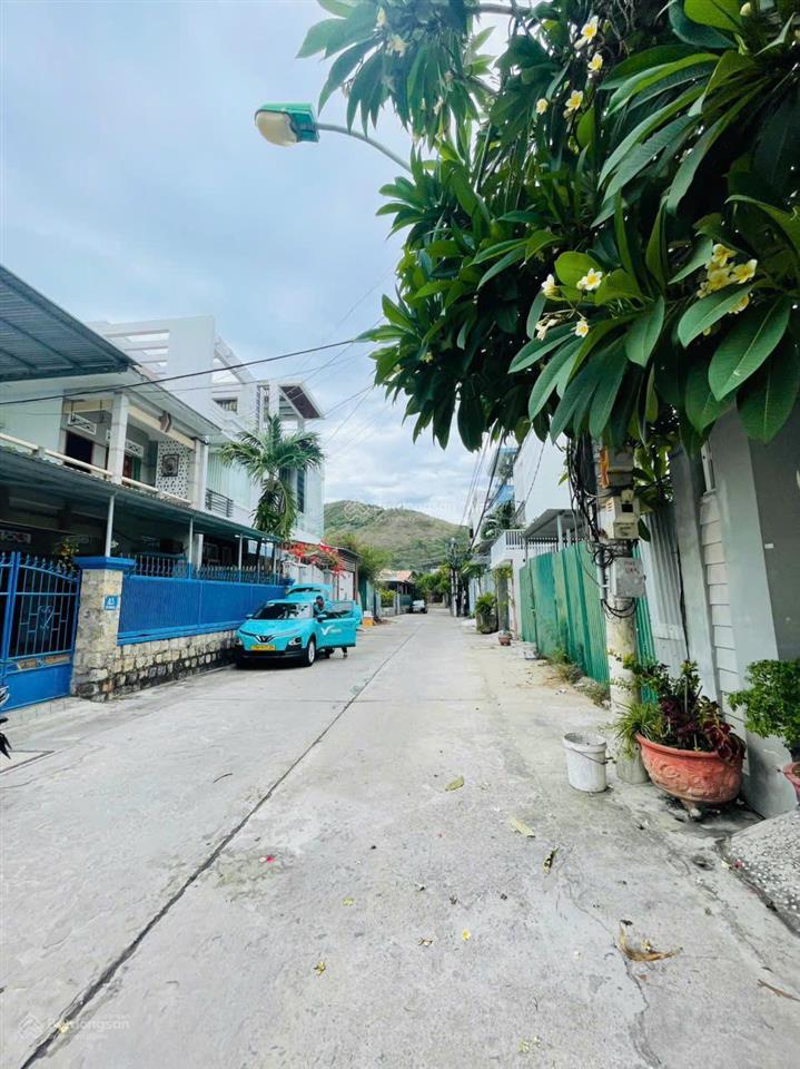 Bán đất dương hiến quyền, vĩnh hòa, đường thông 7m, cách biển chỉ 200m, đất vuông vức, có sổ riêng
