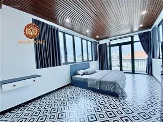 Căn hộ 2pn + 1wc ban công view đẹp trung tâm quận 5