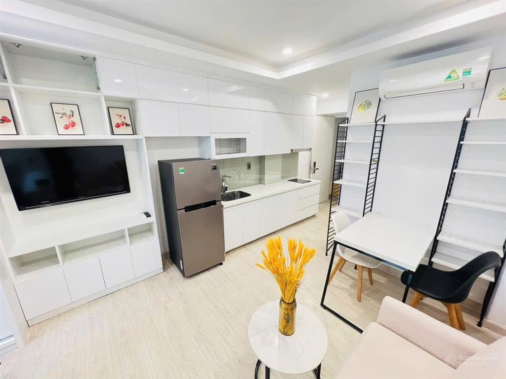 Căn hộ ban công cửa sổ trời thoáng full nt ngay ngã 6 phù đổng , chợ bến thành