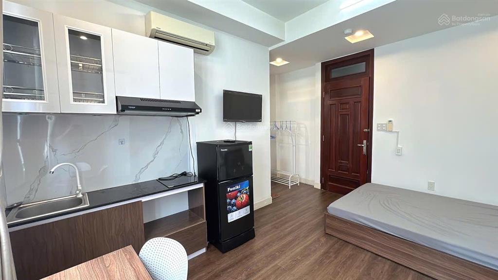Căn hộ full nt cửa sổ trời ngay nhà thờ tân định gần ueh, isb