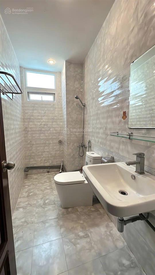 Căn hộ full nt cửa sổ trời ngay nhà thờ tân định gần ueh, isb
