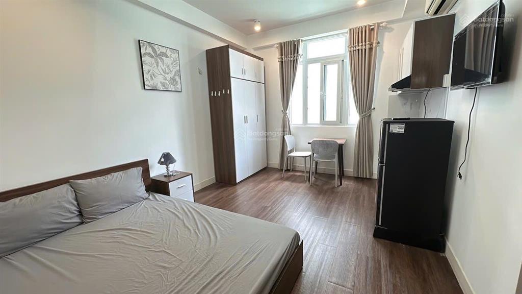 Căn hộ full nt cửa sổ trời ngay nhà thờ tân định gần ueh, isb