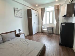 Căn hộ full nt cửa sổ trời ngay nhà thờ tân định gần ueh, isb