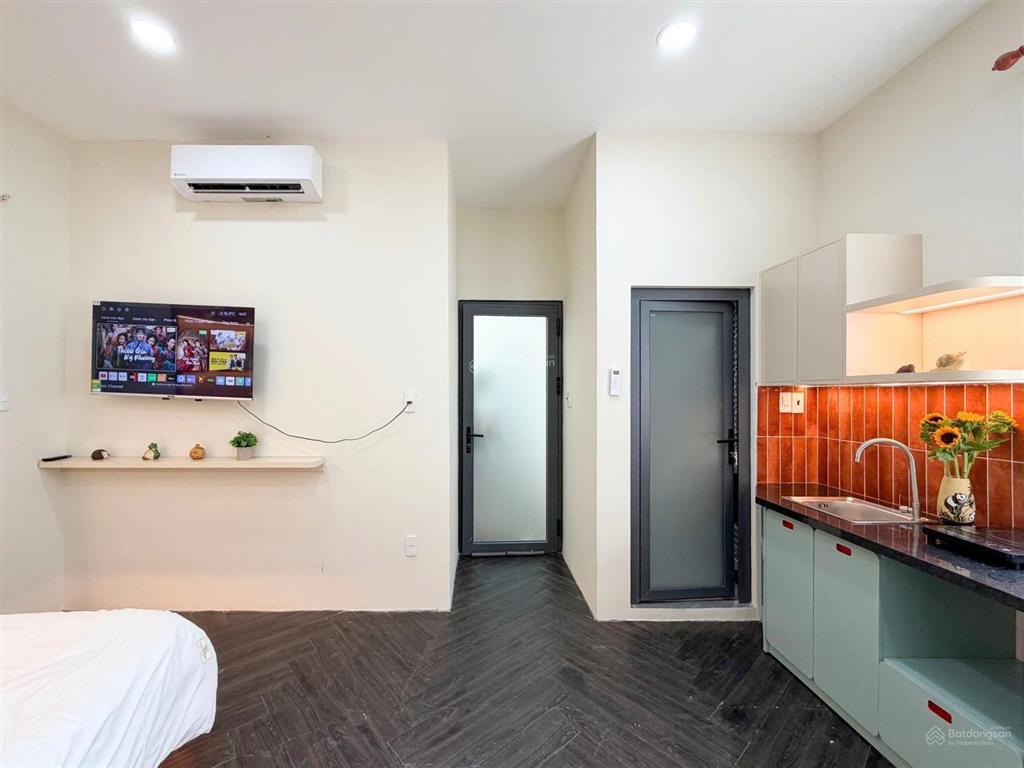 Hình thậtgiá thật studio cửa sổ trời full nt ngay cầu lê văn sỹ