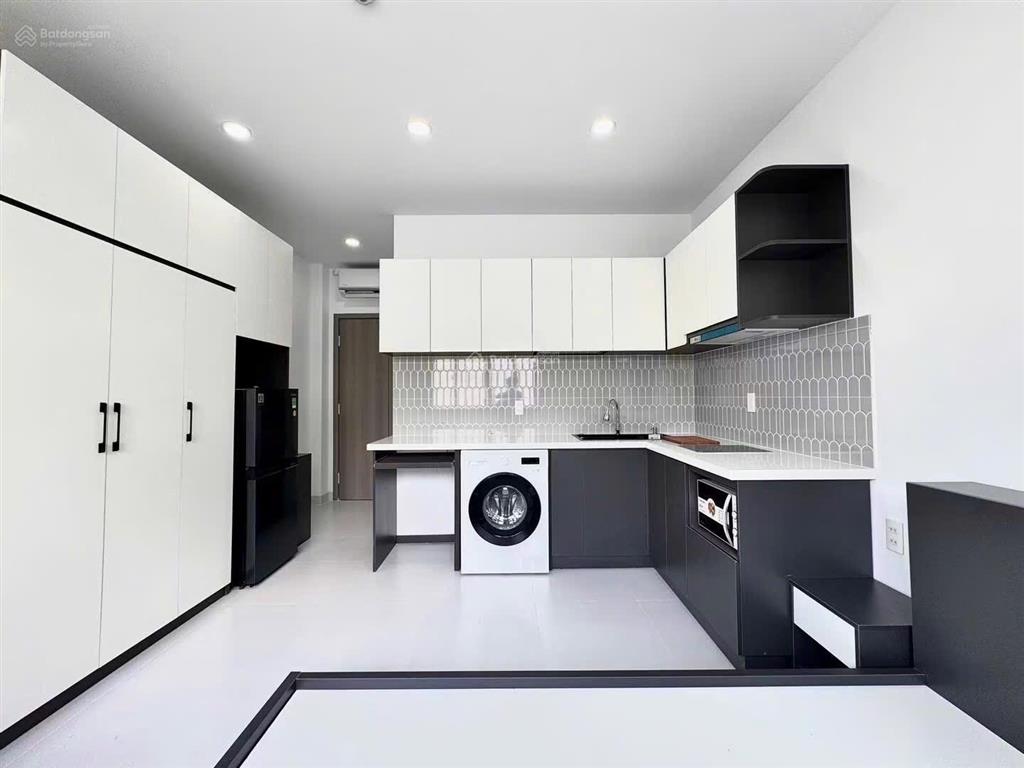 Thang máy  hầm xe  ban công full nt gần đh bách khoa, hoa sen