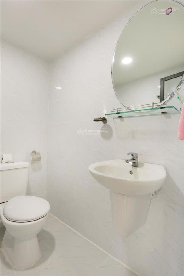 Ban công  tách bếp full nt ngay nhà thờ tân định