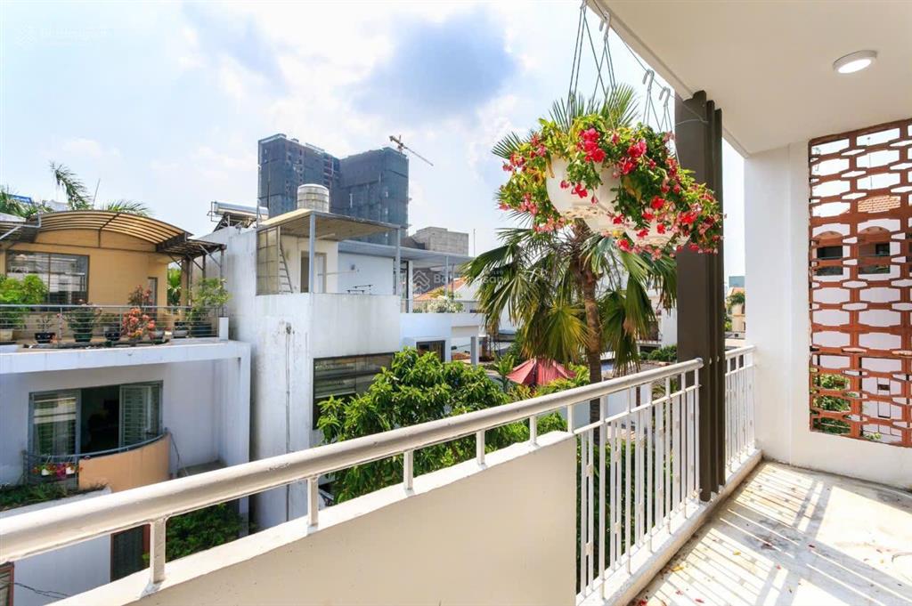 Ban công  tách bếp full nt ngay nhà thờ tân định