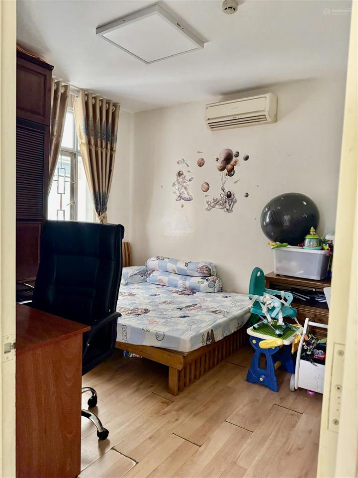 Bán penhouse cc hoàng tháp plaza có hồ bơi  300 m2  3pn  8,8 tỷ, sổ hồng.  0934 131 *** quang