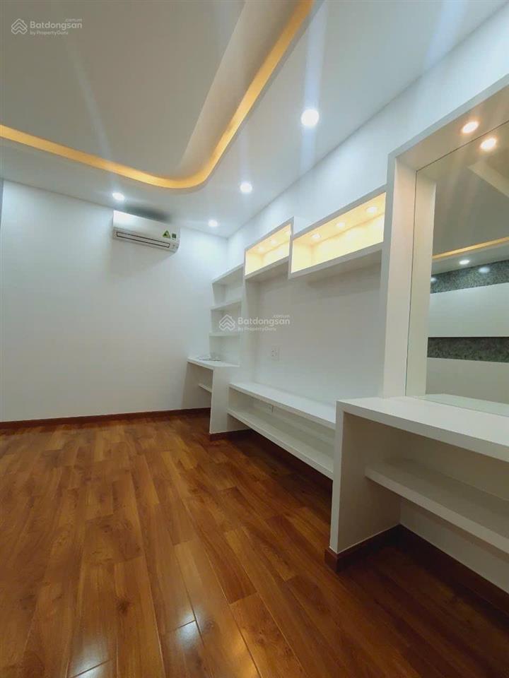 Nhà mt kd  đường nguyễn văn công gv  dt 80m2  5 tầng  9pn  dt 600tr/ năm shr giá 15,6 tỷ tl