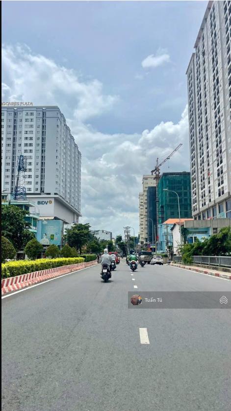 Bán lô đất ngay vincom nguyễn xí, p26, bt, 80m2 (4x20), có gpxd mới 5 tầng, đường 12m, khu đồng bộ