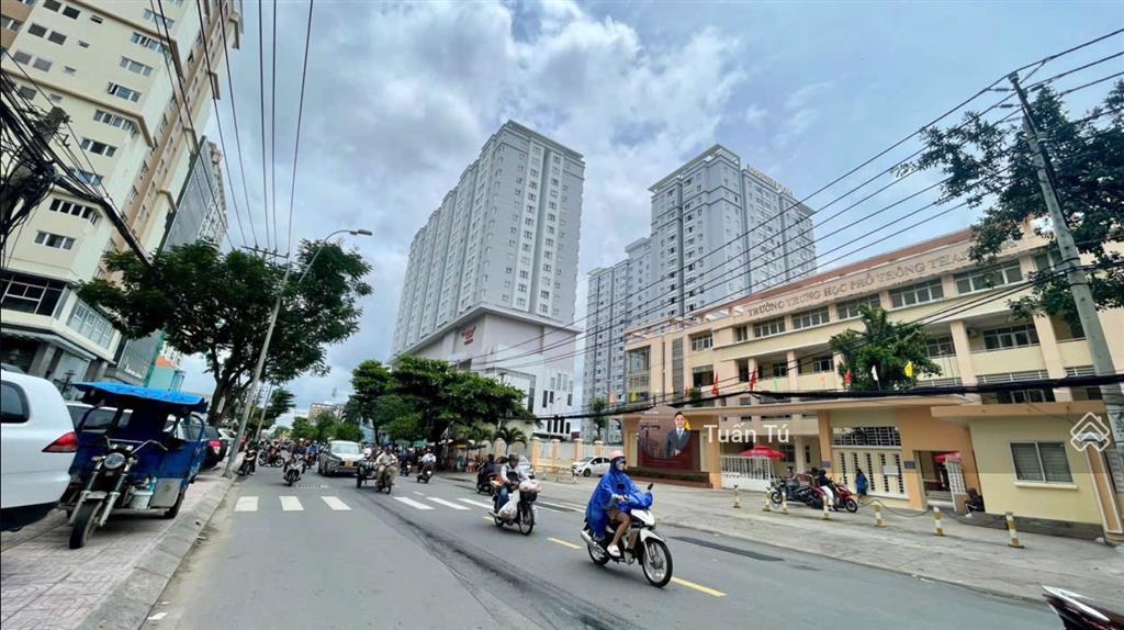 Bán lô đất ngay vincom nguyễn xí, p26, bt, 80m2 (4x20), có gpxd mới 5 tầng, đường 12m, khu đồng bộ