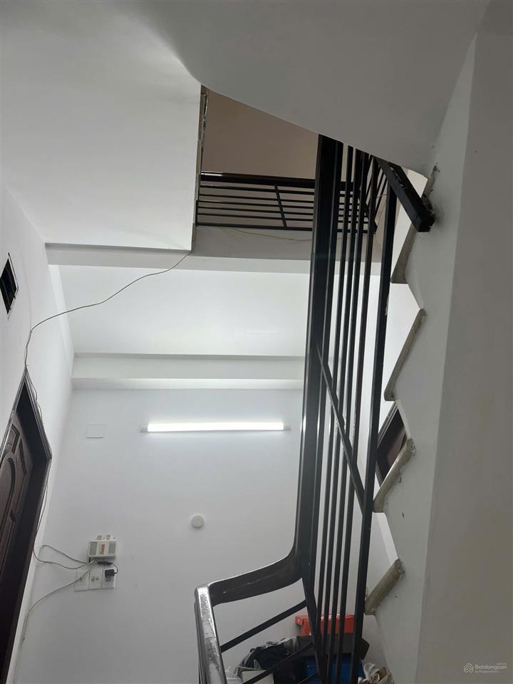 Cho thuê nhà 3 lầu 4 phòng ngủ đường bình lợi, p13, bình thạnh. giá 21tr/tháng.  0933 445 ***