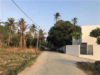 Cần bán 167m2 rẽ 1 xẹt từ đường trần hưng đạo 150m, xung quanh nhiều hàng quán, kinh doanh rất tốt