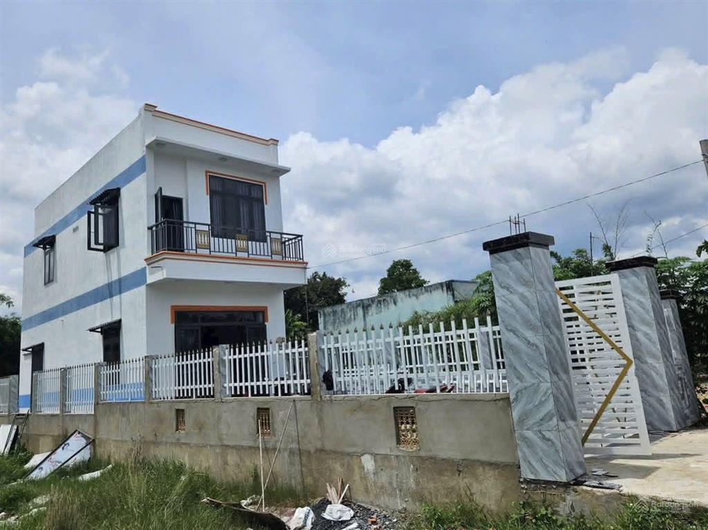 Nhà bán hoàn công đầy đủ(2 lầu)giá 2ty6 dt 124m xã thái mỹ 1/ đường đoàn minh triết .0909 362 ***