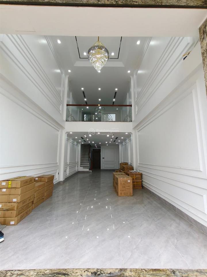 Hàng hiếm tại lạc long quân, 18 tỷ, 46m2, 4pn, 5wc, 7 tầng , ngõ oto vào nhà .