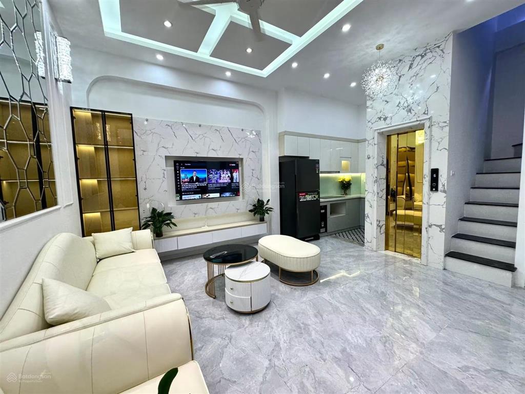 Trung tâm đống đa  nhà mới  thang máy  full nội thất  10m ra phố