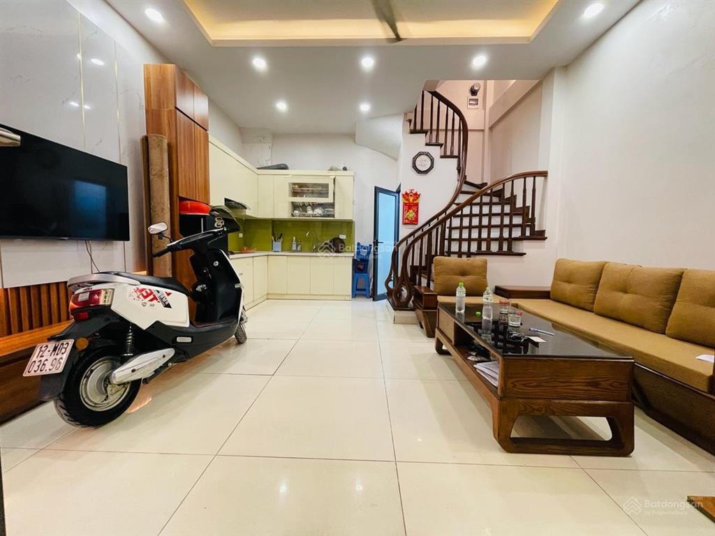 Hàng hiếm tại phố chùa láng, 9,96 tỷ , 35m2 , 3pn , 3wc , nhà khá mới , full nội thất , gần phố !