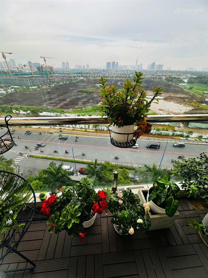 Chính chủ bán căn lầu 10, căn góc, view thoáng đẹp, 2 phòng, giá 3.9 tỷ thương lượng