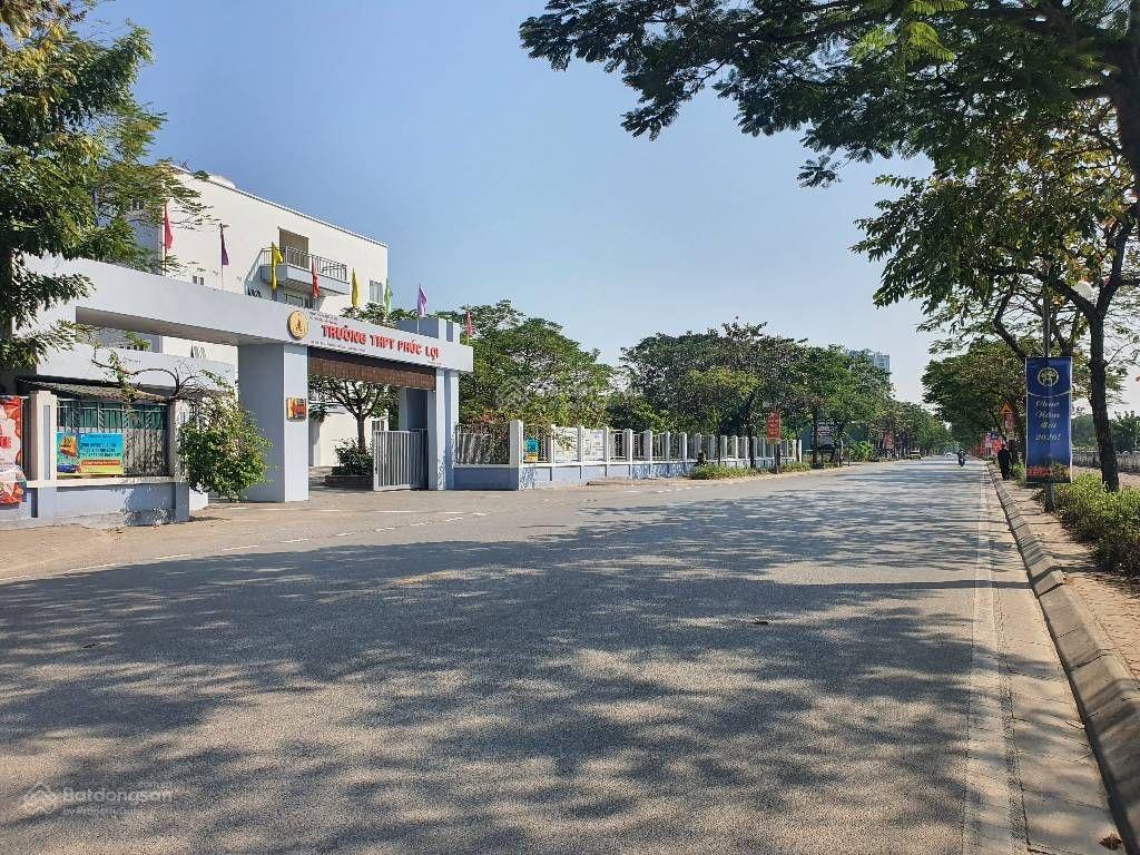 Cần bán gấp nhà phúc lợi dt 80m2, 3 tầng, ô tô vào nhà, gần trường, chợ, vinhomes