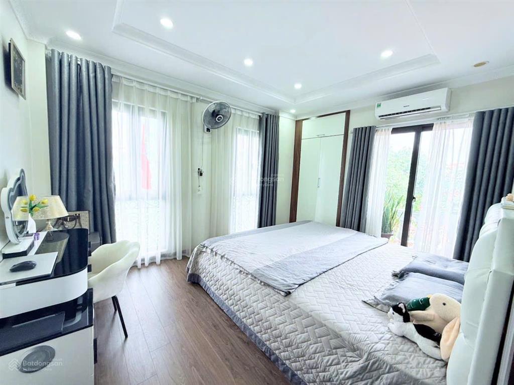 Ô tô, lô góc, trung tâm phố việt hưng dt 48m2, gần trường, chợ, công viên.