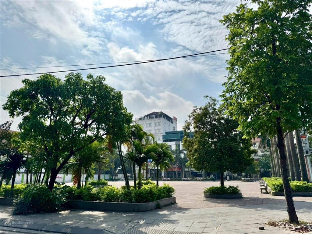 Chính chủ bán nhà việt hưng dt 95m2, 5 tầng, mt 7.5m, vị trí kinh doanh, gần công viên.