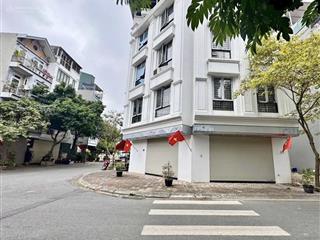 Chính chủ bán nhà phân lô việt hưng dt 79, 5 tầng, mt 5m, nhìn công viên, ở sướng