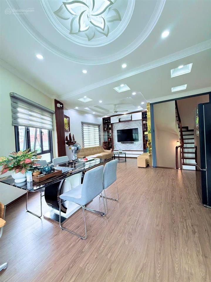 Ô tô, lô góc, trung tâm phố việt hưng dt 48m², gần trường, chợ, công viên.