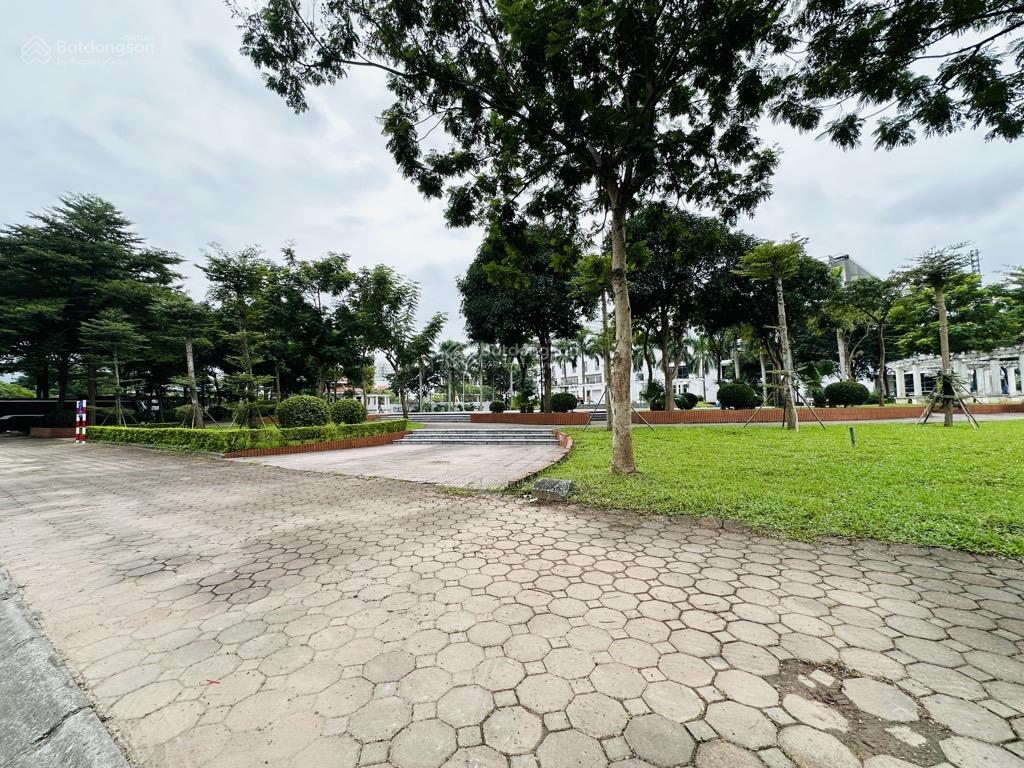 Chính chủ cần tiền bán gấp mảnh đất 66m2, mt4m7 phố việt hưng, gần trường, chợ