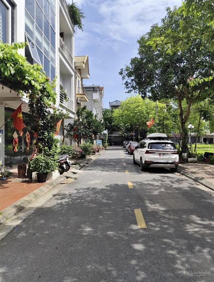 Chính chủ cần tiền bán gấp mảnh đất 140m2, mt 6,8m, việt hưng, gần trường, chợ