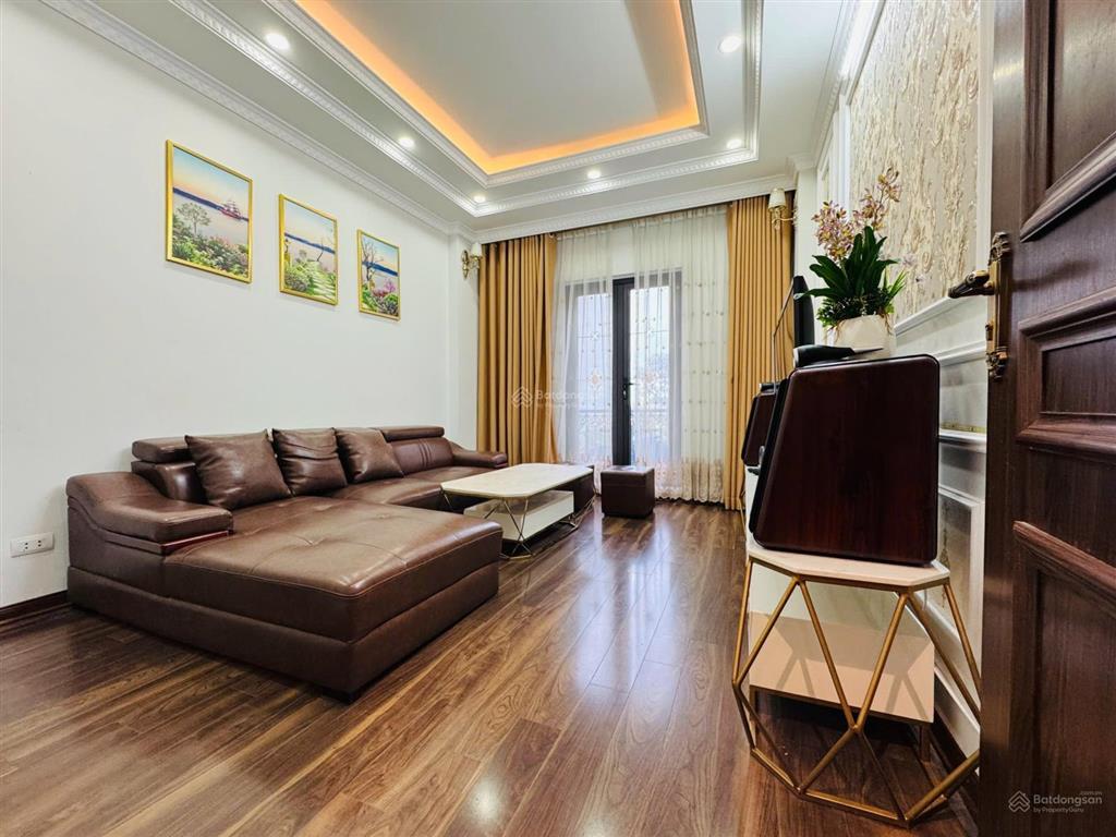 Cần bán gấp nhà tái định cư giang biên  việt hưng dt 45m², 5 tầng, đường 12m, nhìn công viên