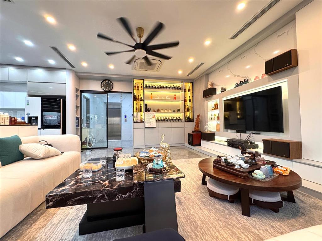 Bán nhà lô góc việt hưng dt 120m2, 6 tầng, mt 20m nhìn công viên, ở sướng, gần vinhomes