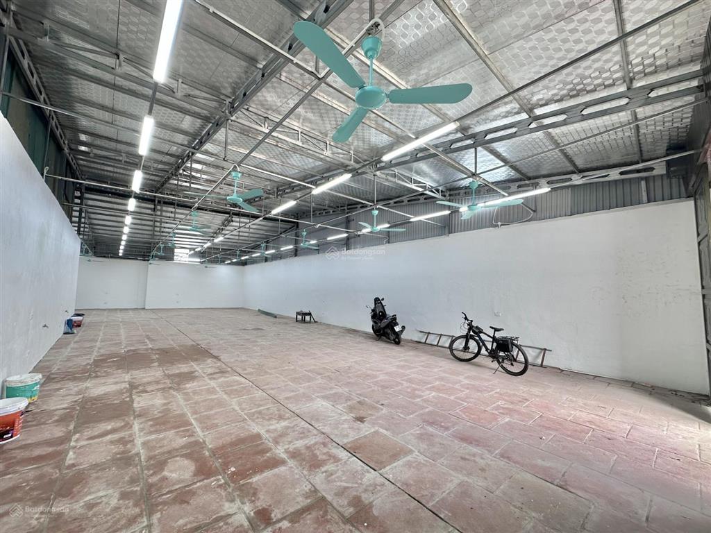 300m nhà xưởng khu vực âu cơ cần cho thuê, container đỗ, 35tr/th