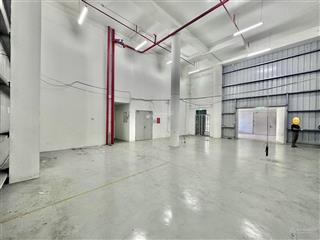 215m nhà xưởng đường cự khối cho thuê, trong đê, container đỗ, giá 28tr/th