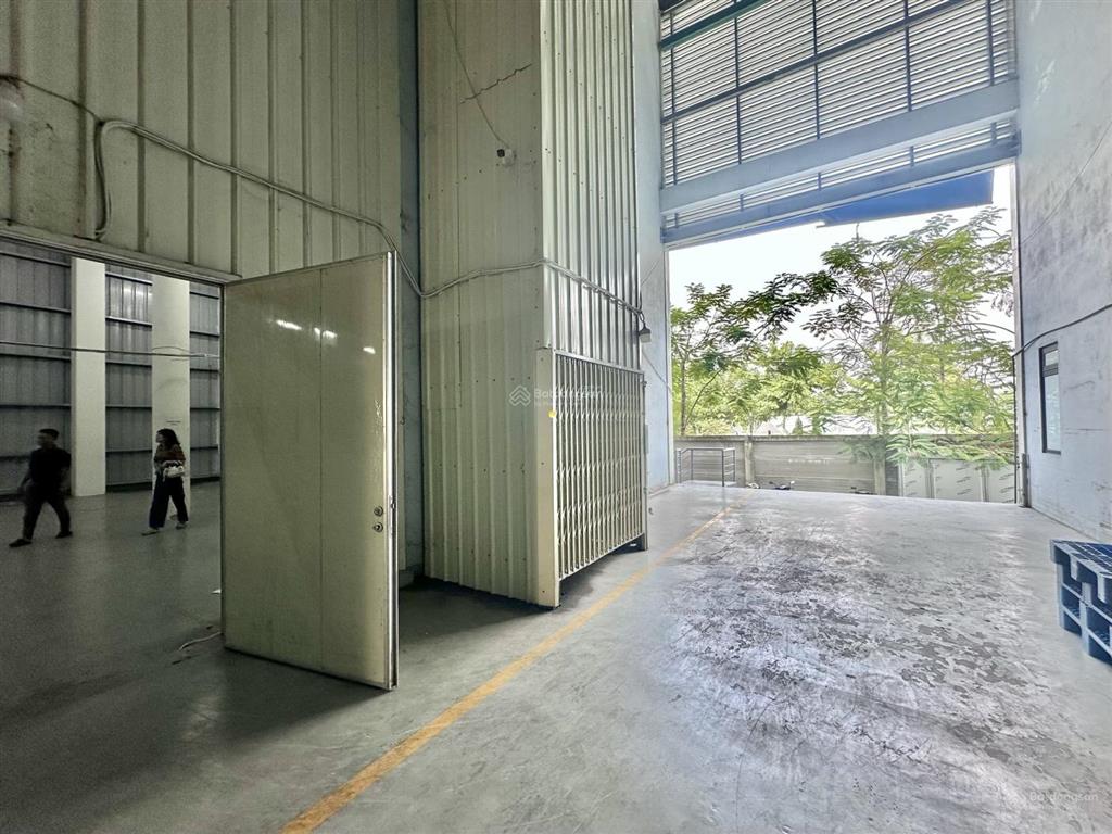 215m nhà xưởng đường cự khối cho thuê, trong đê, container đỗ, giá 28tr/th