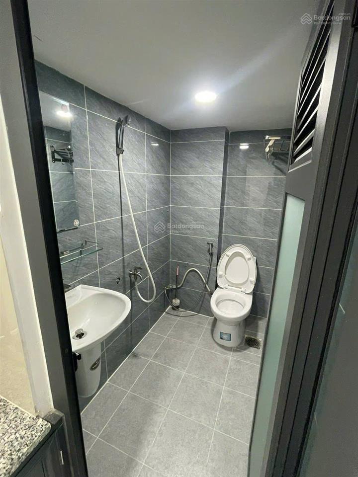 Bán tòa chdv  hđt 2,3 tỷ/năm  giá 29 tỷ  lê văn sỹ, quận 3  dt 8 x 20m  1 hầm 6 tầng