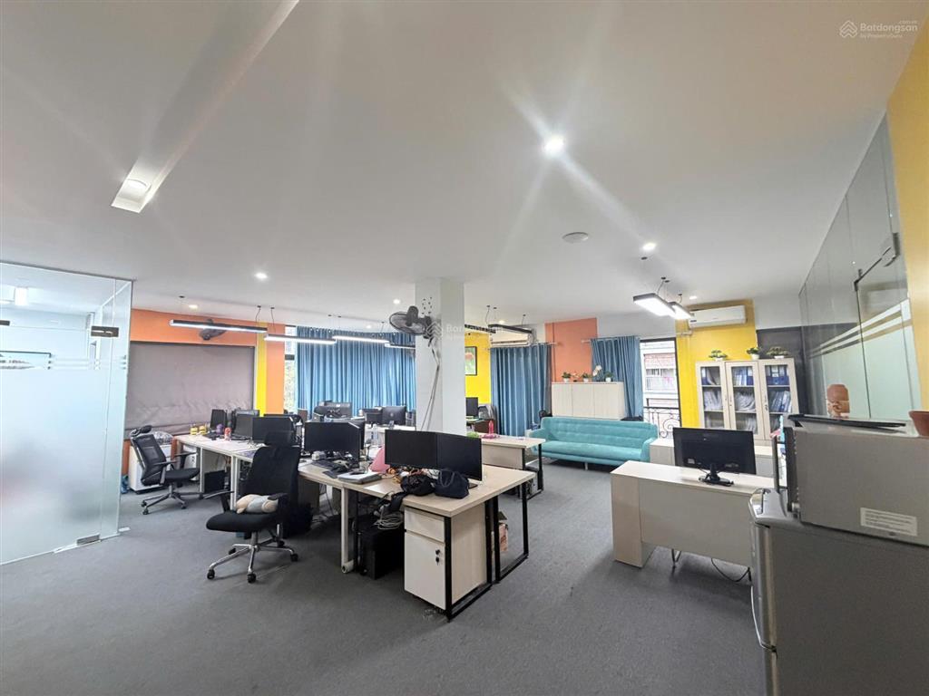 Chính chủ cho thuê gấp vp 150m², 20tr có nội thất tại duy tân có hầm đỗ xe, vị trí trung tâm