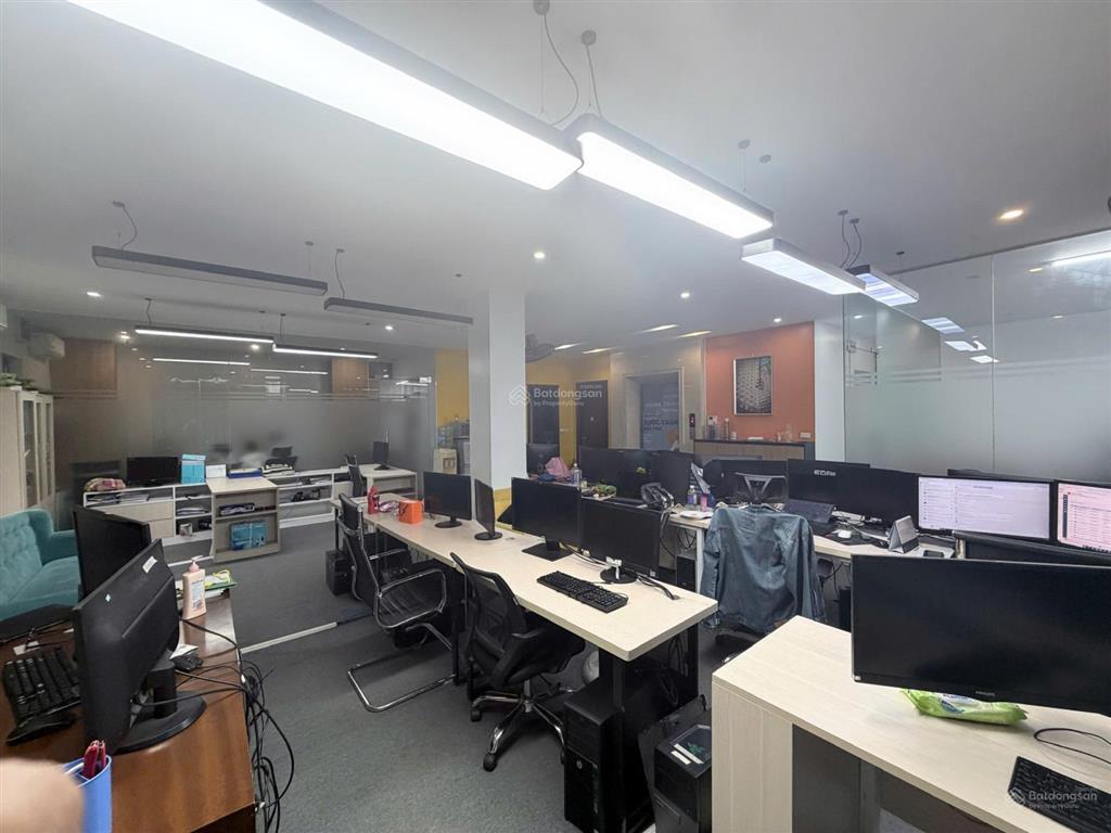 Chính chủ cho thuê gấp vp 150m², 20tr có nội thất tại duy tân có hầm đỗ xe, vị trí trung tâm