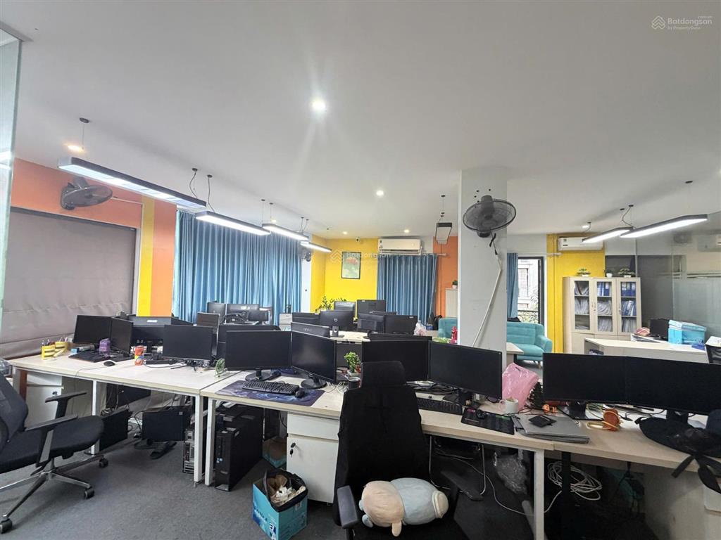 Chính chủ cho thuê gấp vp 150m², 20tr có nội thất tại duy tân có hầm đỗ xe, vị trí trung tâm