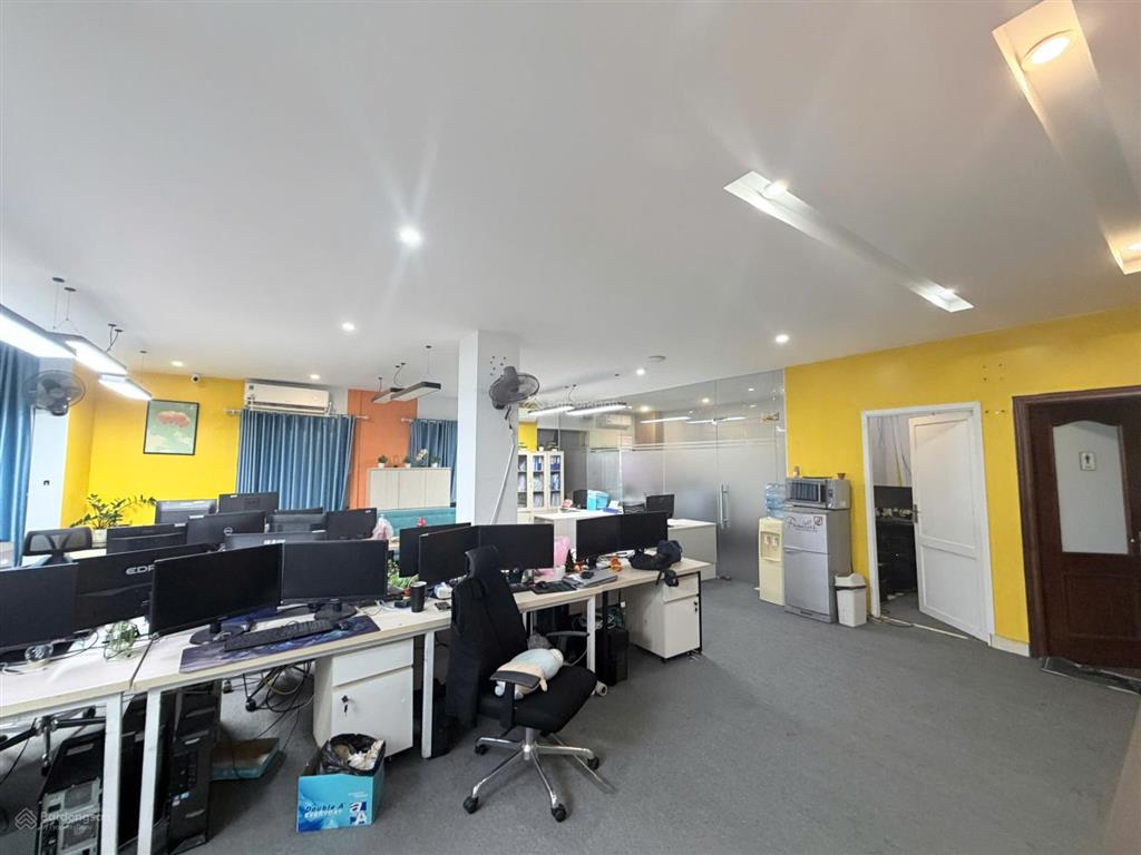 Chính chủ cho thuê gấp vp 150m², 20tr có nội thất tại duy tân có hầm đỗ xe, vị trí trung tâm