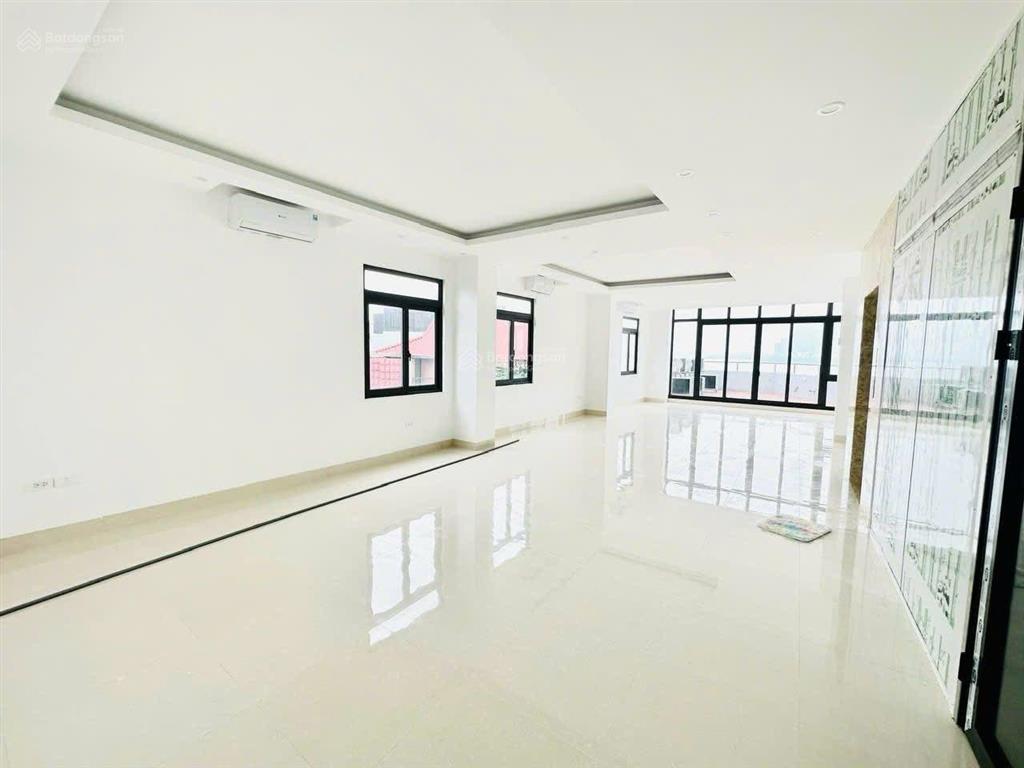 Cho thuê văn phòng trích sài tây hồ 140m220 triệu sàn đẹp thoáng, có xuất vat, có chia phòng